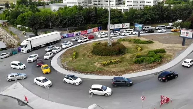 Kuyumcukent'te İBB'nin yaptığı kavşak çalışması trafiği kilitledi