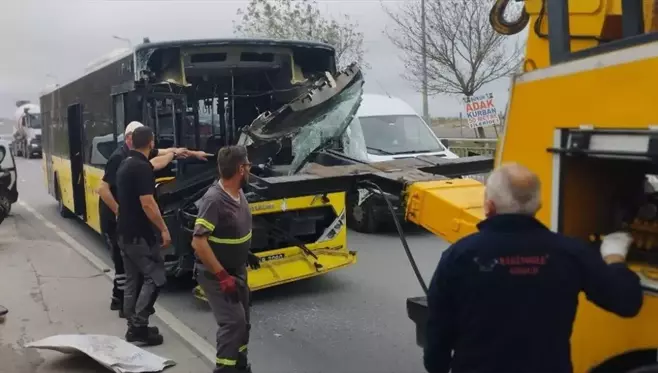 Sultangazi'de İki İETT Otobüsü Çarpıştı: 2 Yaralı