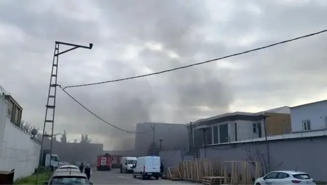 Pendik'te demir fabrikasında patlamanın ardından yangın çıktı