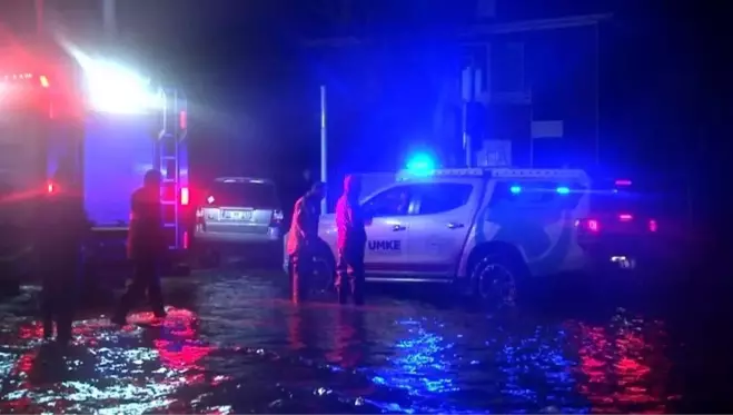 İzmir'de deniz taştı, sirenler çaldı