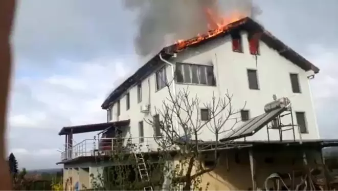 Son dakika haber: Alev alev yanan ev itfaiyenin müdahalesiyle söndürüldü