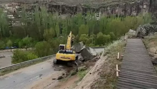 Sağanak yağışla düşen kaya parçaları yolu trafiğe kapattı