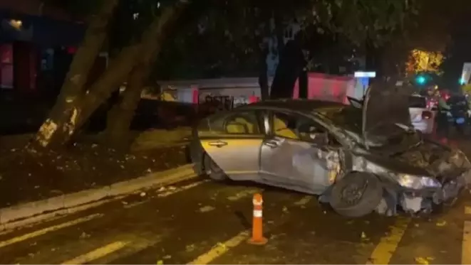 Kadıköy'de Kontrolden Çıkan Otomobil Kazası