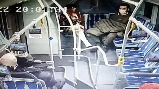 Metrobüste taciz iddiasına kadından tekme tokat dayak kamerada