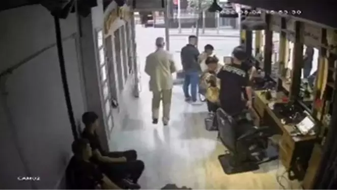 Kuaförden çıkan yaşlı adama otomobil çarptı... O anlar kamerada