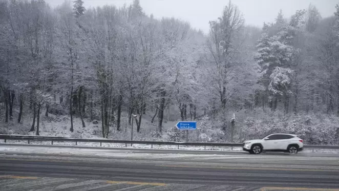 Bolu Dağı'nda Kar ve Sis Ulaşımı Zorluyor