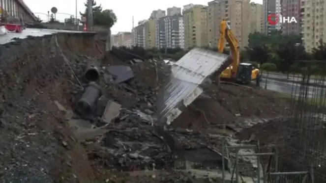 Başakşehir'de yağışın etkisiyle yol çöktü