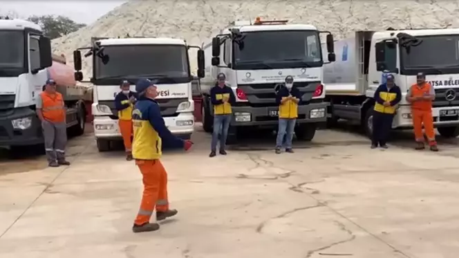 Çiftetelli oynayan temizlik görevlisi arkadaşlarının neşe kaynağı oluyor