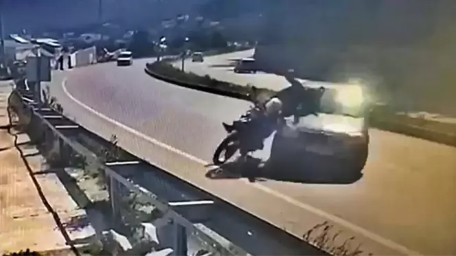 Son dakika haberi... Otomobille çarpışan motosikletli yaralandı, kaza anı kameraya yansıdı