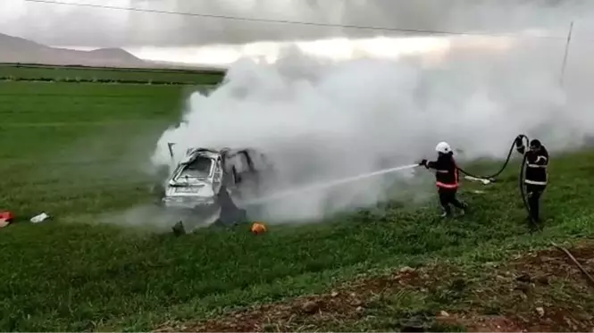 Takla atarak yoldan çıktı, saniye farkı ile alev topuna dönen araçtan kurtulduTakla atarak yoldan çıktı, saniye farkı ile alev topuna dönen araçtan...