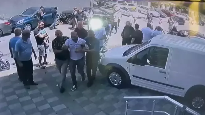 Ataşehir'de Tamir Edilen Otomobilin Kazası Güvenlik Kamerasına Yansıdı