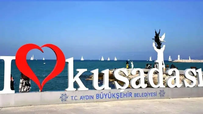 Kuşadası'nda yelkenler Cumhuriyet Bayramı dolayısıyla denizde kortej oluşturdu