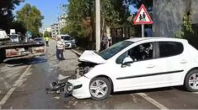 Otomobil elektrik direğine çarptı: 3 yaralı