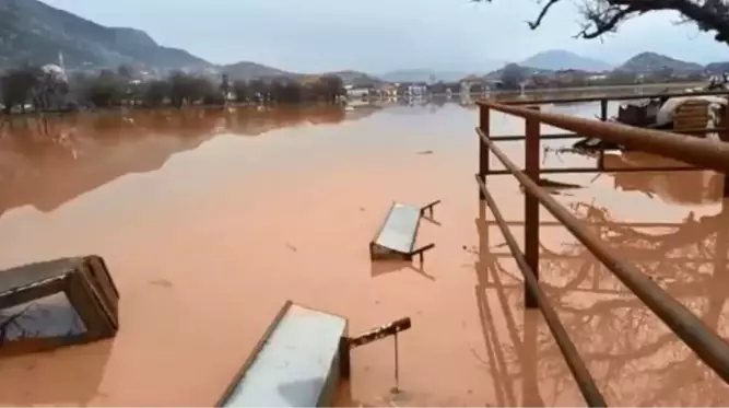 BURDUR'DA DERE SUYU TAŞTI, BAZI EVLER SU ALTINDA KALDI