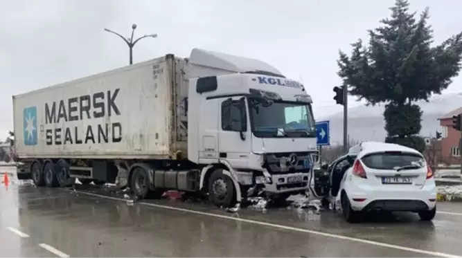 TIR İLE ÇARPIŞAN OTOMOBİLDEKİ 3 ÖĞRETMEN YARALANDI