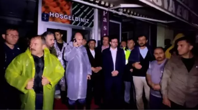 İçişleri Bakanı Soylu, sağanağın olumsuz etkilediği Akyurt'a gitti (2)