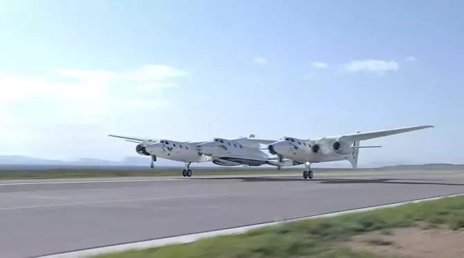 Virgin Galactic'in sahibi Richard Branson uzaya giden ilk milyarder oldu