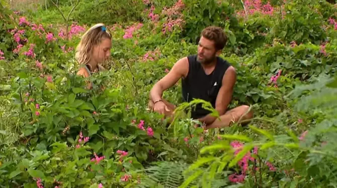 Survivor'da yakınlaşma! Mert, Sude'ye aşkını ilan etti: Bana uzaktan iki gülücük atsan yeter