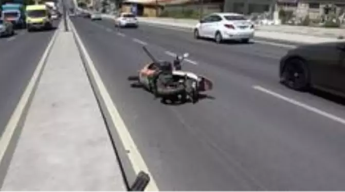 Kırmızı ışığın yandığını fark etmeyen otomobil sürücüsü motosiklete çarptı