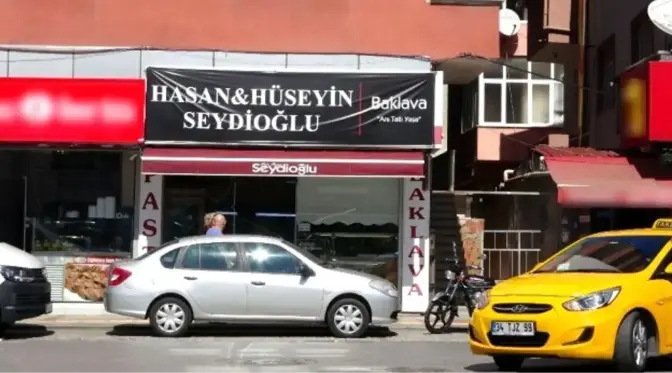 Trafikte hamile kadının aracına saldıran baklavacı kardeşlerin dükkanlarının tabelaları değişti