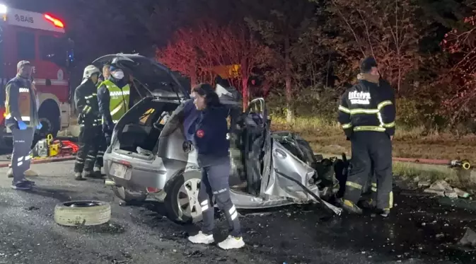 İş makinesine çarparak alev alan otomobildeki 5 kişi feci şekilde can verdi