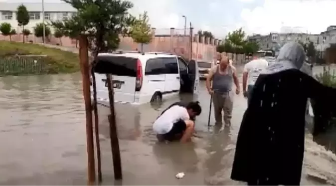 Ardahan haber: AVCILAR'DA YOLLAR GÖLE DÖNDÜ, İŞYERLERİNE SU BASTI