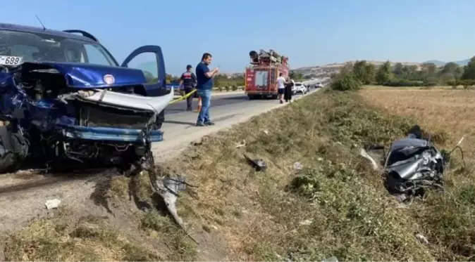 Çanakkale'de Otomobil ve Hafif Ticari Araç Çarpıştı: 2 Ölü, 5 Yaralı