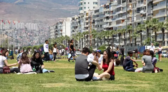 İzmir Kordonboyu'nda kısıtlamasız cumartesi yoğunluğu