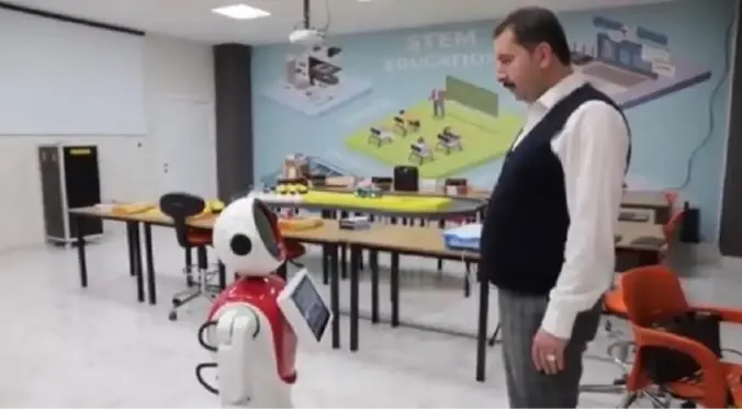 HAVACILIK VE BİLİM MERKEZİ'NDE BULUNAN 'ADA' ROBOT, PROTOKOL KARŞISINDA OYNADI