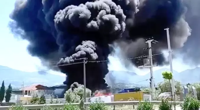 Son dakika 3. sayfa: İzmir'de geri dönüşüm fabrikasında korkutan yangın