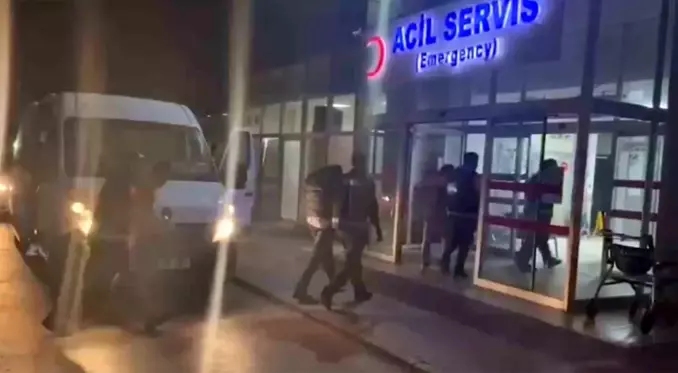 Ayvalık'ta 14 düzensiz göçmen ve 7 organizatör yakalandı