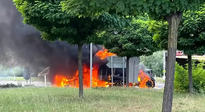 Kaza yapan tır alev alev yandı