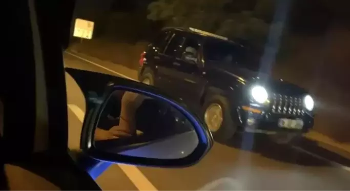 Anayolda geri geri giden cip, trafiği böyle tehlikeye soktu