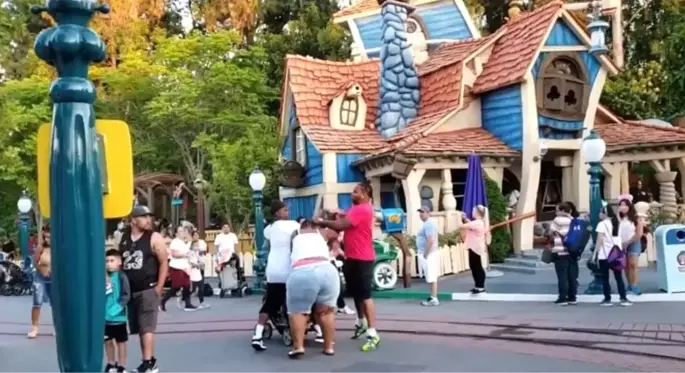 ABD'de bulunan ünlü eğlence parkı Disneyland'da çıkan kavganın görüntüleri sosyal medyada olay oldu