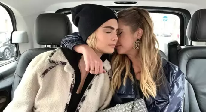 Ünlü model Cara Delevingne ve oyuncu sevgilisi Ashley Benson nişanlandı