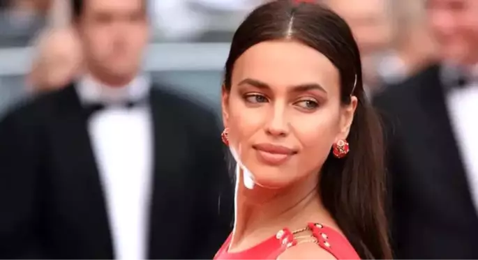 Güzel model Irina Shayk, kaydırağa sıkıştı