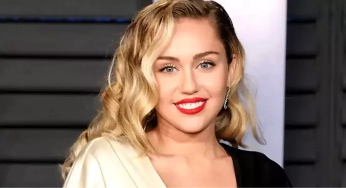 Güzel şarkıcı Miley Cyrus, twerk dansıyla takipçilerinin nefesini kesti