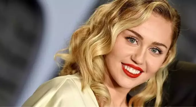 Ünlü şarkıcı Miley Cyrus, kalça dansı yaptığı anların videosunu paylaştı