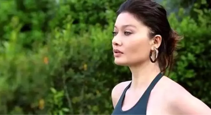 Güzel oyuncu Nurgül Yeşilçay'ın ayakları sosyal medyada olay oldu