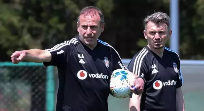 Beşiktaş yardımcı antrenörü Orhan Ak'a taraftar tepkisi