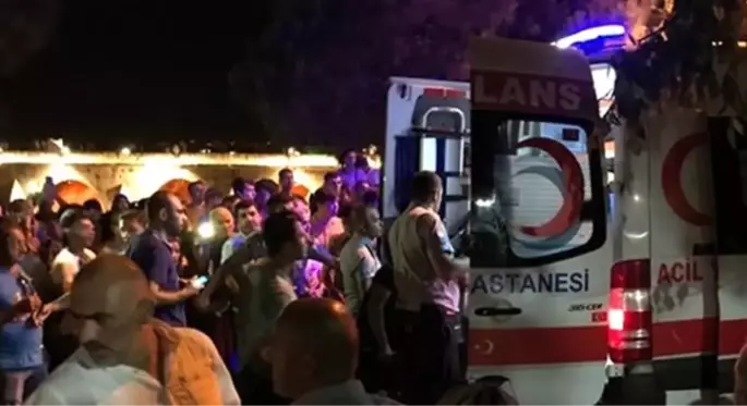 İstanbul'da bir festivalde havai fişek yerde patladı! 13 yaralı