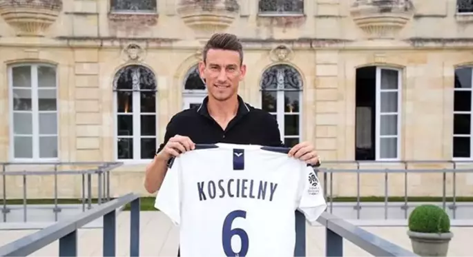 Fenerbahçe'nin gündemindeki Koscielny, Bordeaux'a transfer oldu