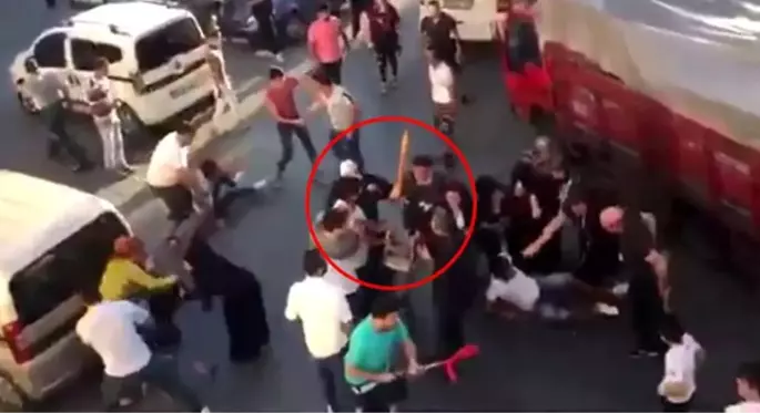 Mahalleli park yeri yüzünden sopa ve taburelerle birbirine girdi