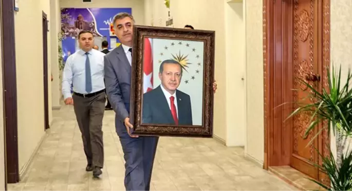 Başkan Vekili olarak atanan Vali Mehmet Emin Bilmez, ilk olarak Erdoğan'ın fotoğrafını astı