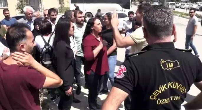 HDP'liler Van Büyükşehir Belediyesine girmek istedi, polis izin vermedi