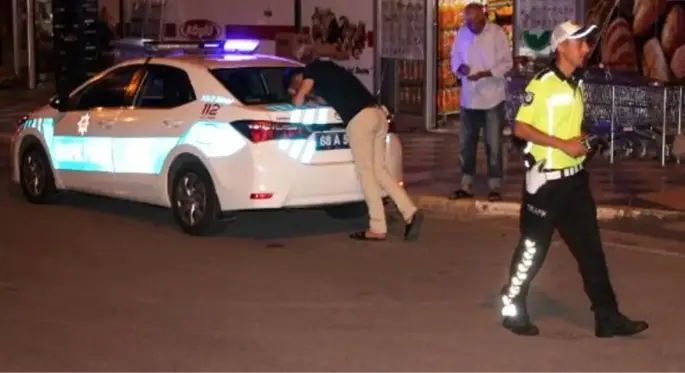 Otomobiliyle çarptığı kadın ölünce başını polis aracına dayayıp hüngür hüngür ağladı