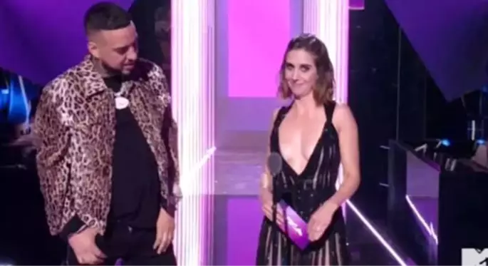 MTV Müzik Ödüllerinde sahneye çıkan French Montana, Alison Brie'nin dekoltesinden gözünü alamadı