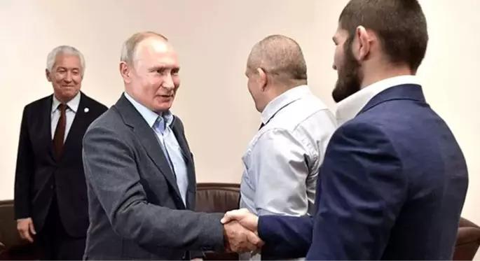 Putin, Müslüman dövüşçü Khabib ile bir araya geldi