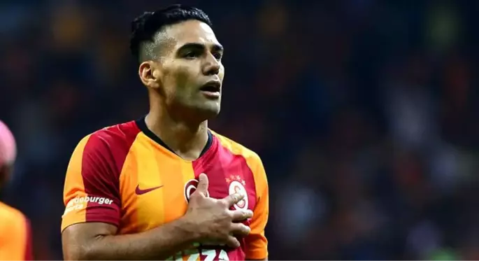 Galatasaray forması giyen damat ve geline Falcao'dan mutluluk mesajı!