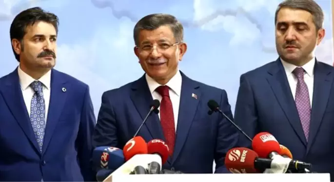 AK Parti'de Davutoğlu'na desteğini açıklayan partinin kurucularından eski vekil istifa etti